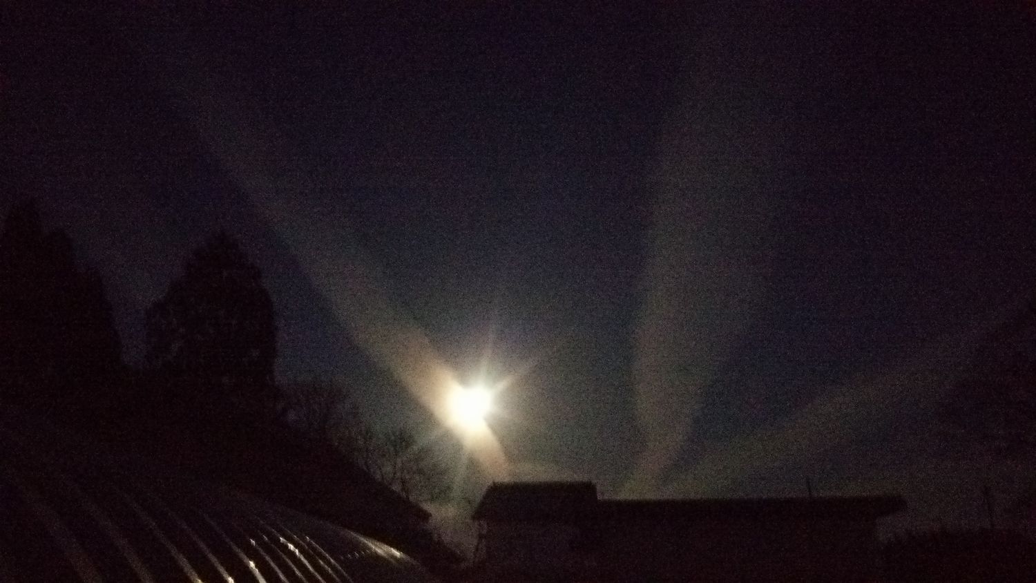 満月と飛行機雲 福ミミ写真部