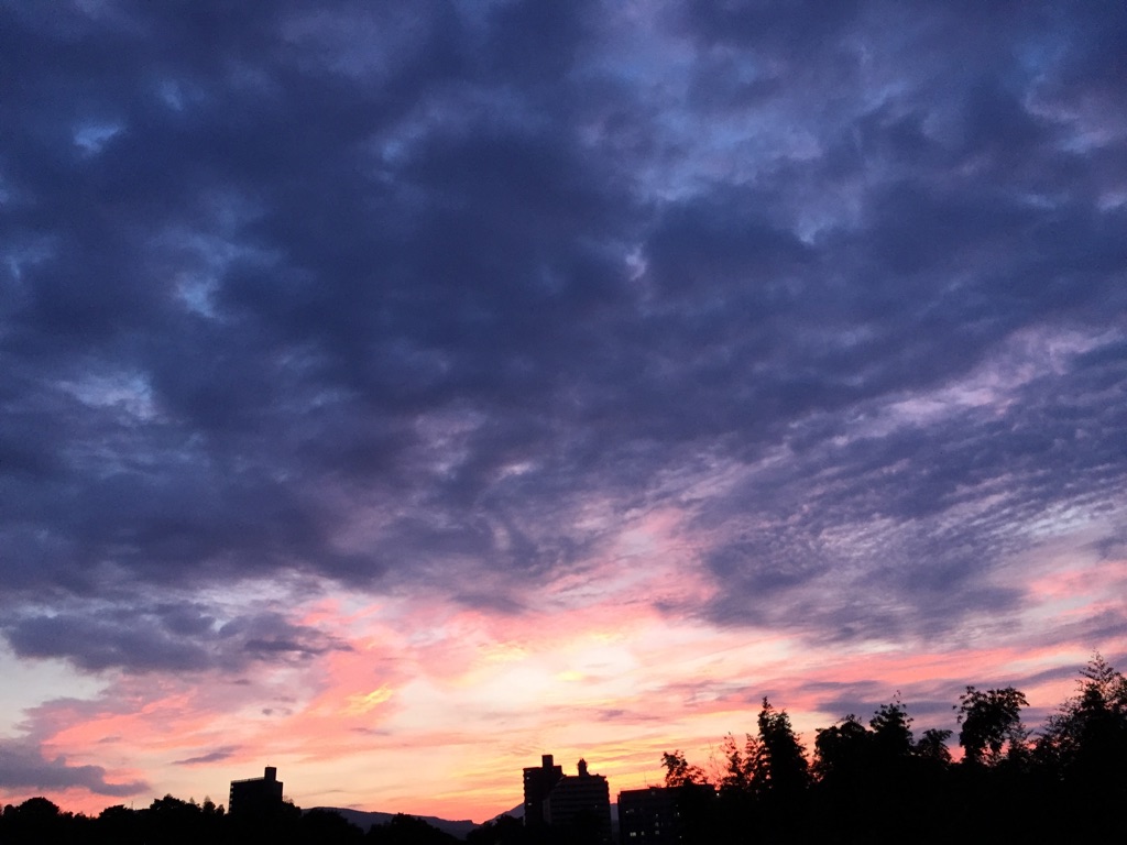 夕方の空 紺と赤 アナウンサールーム