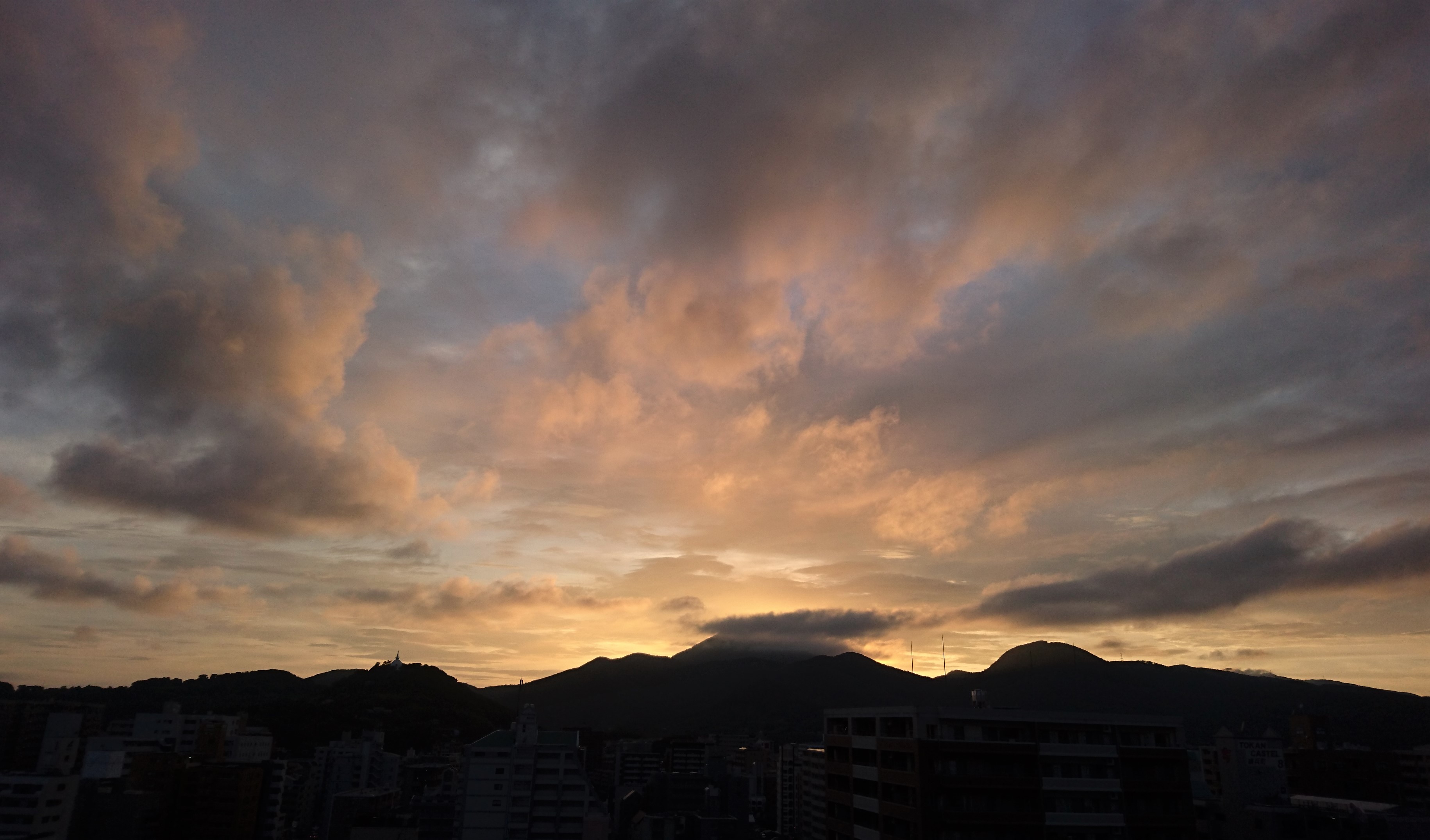 夏の夕焼け 梅雨明けは明日に 空色日記